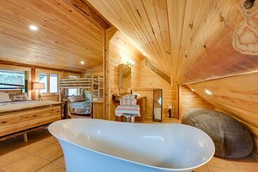 קוטג'' Secluded Greenville Cabin: Walk To Moosehead Lake!