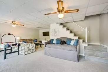 Mökkimajoitus Waterfront Badin Lake Getaway: Boat Dock, Fire Pit