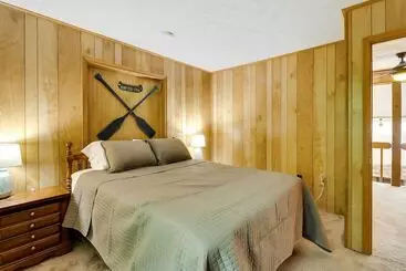 Mökkimajoitus Woodsy Big Bass Lake Hideaway W/ Fire Pit + Deck!