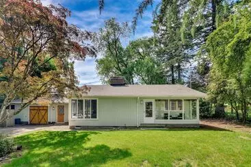 Mökkimajoitus 6 Mi To Portland: Home W/ Yard In Beaverton!