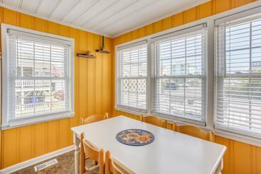 Сельский дом Carolina Beach Home W/ Private Deck: Walk To Shore