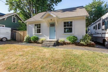 کلبه Charming Eugene Retreat: Private Hot Tub & Yard!