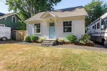 Mökkimajoitus Charming Eugene Retreat: Private Hot Tub & Yard!