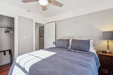 Kır Evi Charming Eugene Retreat: Private Hot Tub & Yard!