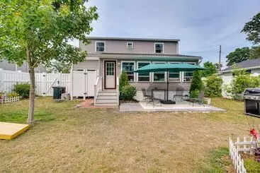 Mökkimajoitus Charming + Updated Villas Home W/ Backyard!