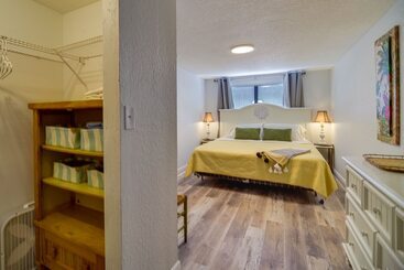 کلبه Melbourne Escape W/ Screened Patio, Near Beaches!