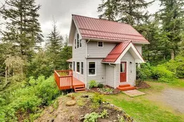 کلبه Juneau Vacation Home: Stunning View + Beach Access