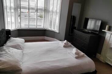 Residens Impeccable 3 Bed House In Newquay