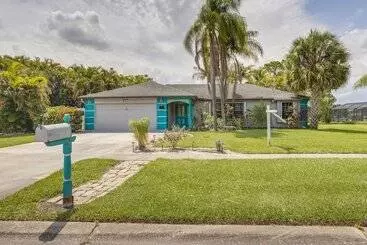 コテージ Riverfront Port St Lucie Home: Hot Tub + Dock!