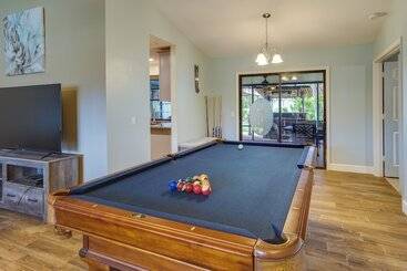 コテージ Riverfront Port St Lucie Home: Hot Tub + Dock!