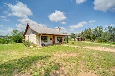 Vakantiehuisje Spicewood Ranch Cabin W/ Deck, Barn Access!