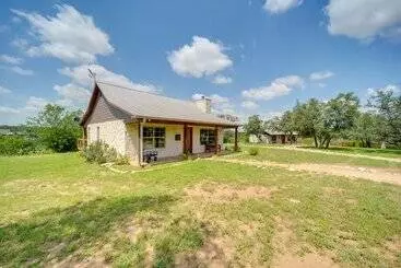 コテージ Spicewood Ranch Cabin W/ Deck, Barn Access!