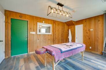 Dom wiejski Spicewood Ranch Cabin W/ Deck, Barn Access!