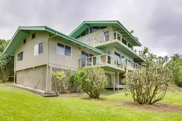 Landhus Hilo Home W/ Private Deck + Stunning Ocean Views!