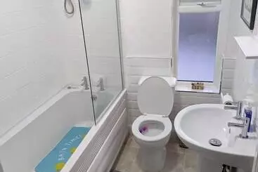 اقامتگاه Fantastic Location To Ebrington Sq And City Centre