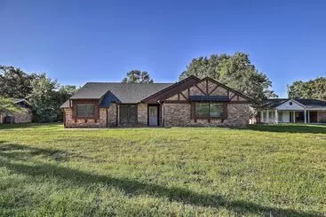 Mökkimajoitus Spacious Seabrook Home W/ Patio: 1 Mi To Beach!