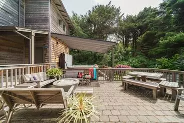 Mökkimajoitus The Castle Rock Estate By Avantstay Steps From Arch Cape Beach W/ Hot Tub & Sauna