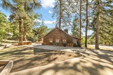 کلبه Whispering Pines Walk To Bear Mountain!