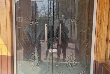 בית מלון כפרי Goroomgo Ameera Srinagar