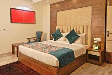 בית מלון כפרי Cardinal Express Oxmo Delhi Airport