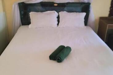 فندق Why Not Bar And Bungalows #3