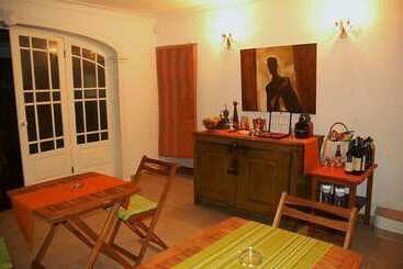 هتل Roses Village B&b