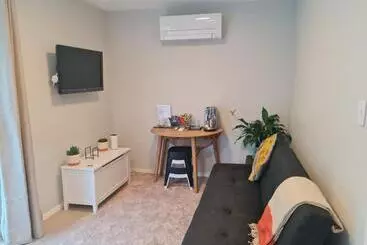 Majatalo Back Garden Flat With Free On Street Parking And Fiber Wifi   15 Mins To Ferry, Stadium, Cbd