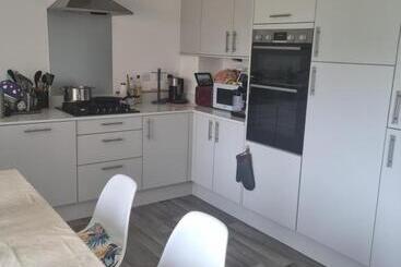 ペンション Trundle Bed  With Office Desk, Small Room