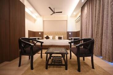 Отель Fairvacanze Inns & Suites Lucknow