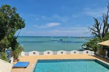 Hotelli Chom By The Sea