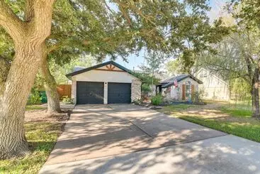 Mökkimajoitus Central Seabrook Home: Pool ~ 2 Mi To Nasa Center!