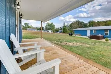 Mökkimajoitus Hillsboro Hideaway W/ Private Hot Tub & Bunkhouse!