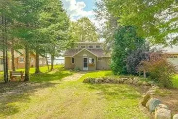 Mökkimajoitus Kalkaska Retreat: Private Hot Tub, Dock, Fireplace