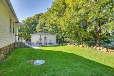 Mökkimajoitus Lovely Westerley Home W/ Yard & Grill!