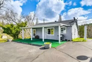 Mökkimajoitus Waterfront Mariposa Hideaway: Hot Tub & Mtn Views!