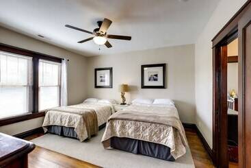 بيت ريفى Missouri Retreat W/ Deck, Grill & Shuffleboard!