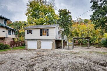 Casa Rural Riverfront Brookston Retreat W/ Deck & River Tubes