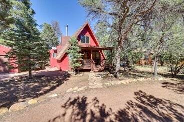 Vakantiehuisje Rustic Modern Overgaard Cabin W/ Decks & Fire Pit!