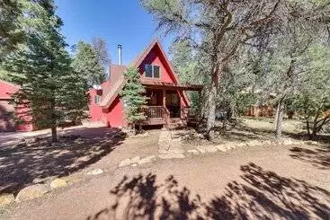 Mökkimajoitus Rustic Modern Overgaard Cabin W/ Decks & Fire Pit!