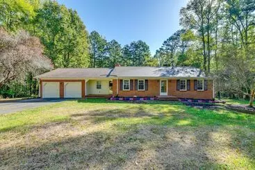 コテージ Spacious Concord Vacation Rental: Gas Grill & Yard