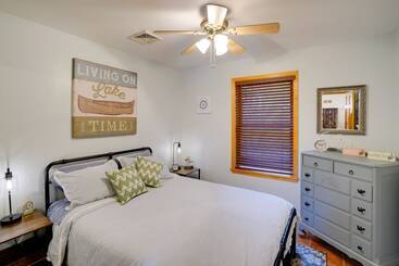 Dom wiejski Stunning Athens Home: Mtn Views & Pool Access