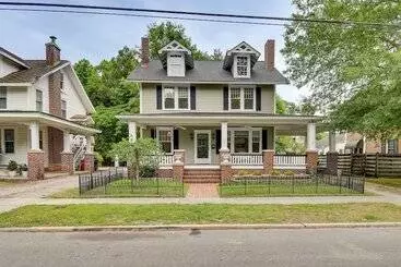 Mökkimajoitus Elizabeth City Vacation Rental: Gazebo W/ Hot Tub!
