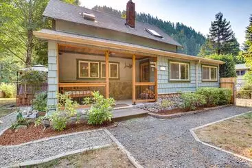 Historic Mapleton Cottage W/ River Views & Hot Tub