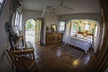 هتل Coral Cove Wellness Resort