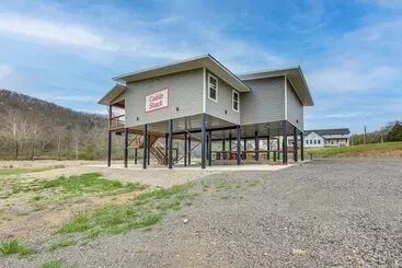 Mökkimajoitus Riverfront Arkansas Abode W/ Deck & Grill!