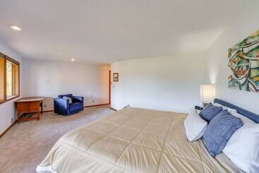 Casa Rurale Serene La Conner Retreat W/ Fireplace & Deck!