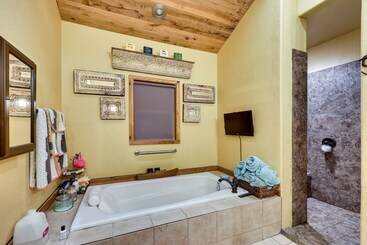 بيت ريفى Spacious Riverfront Cabin Near Local Attractions!