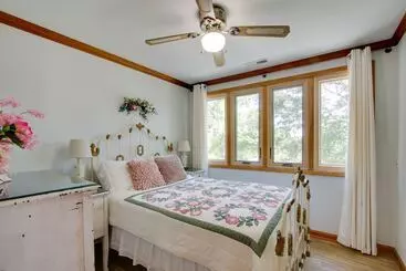 Mökkimajoitus Waterfront Home Near Wilson Lake W/ Covered Porch!