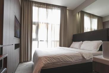 Amrise Hotel Kitchener, Check In 9pm, Check Out 8am