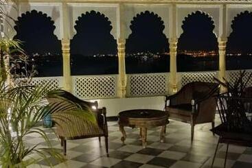 Отель View Lake Village